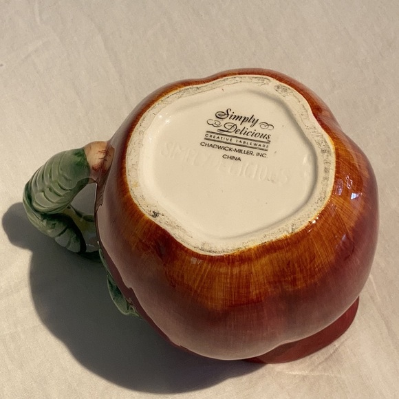 Ceramic apple pitcher hand painted - Picture 7 of 16